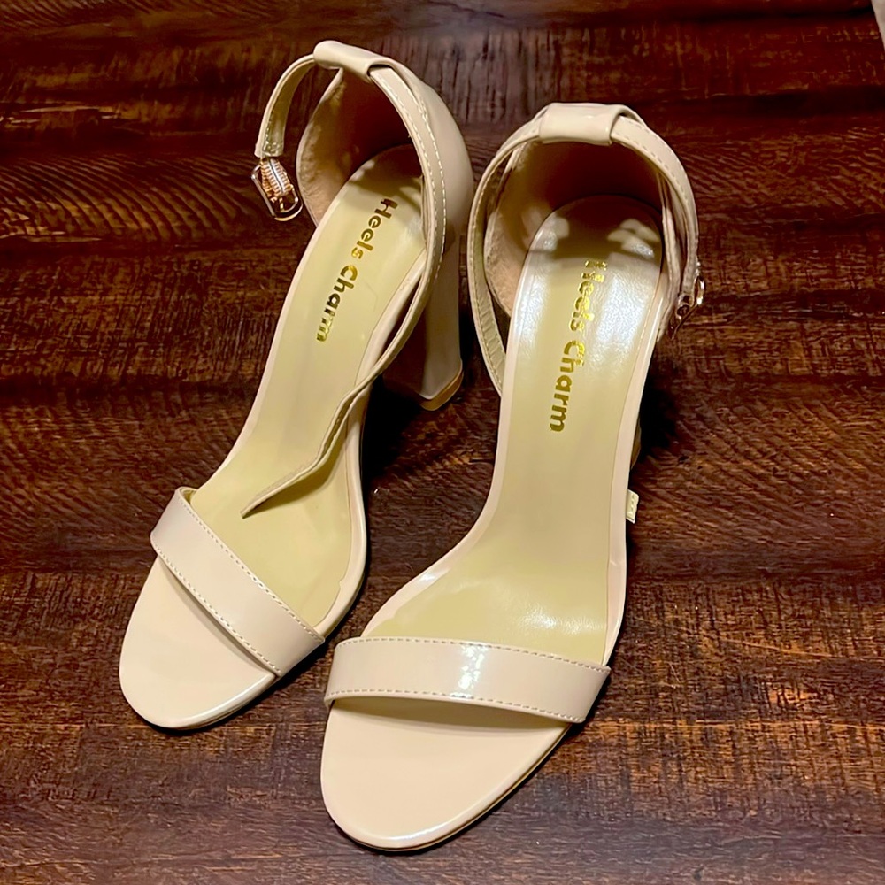 Heels Charm Chunky Nude heels Size 6.5 (NIB)